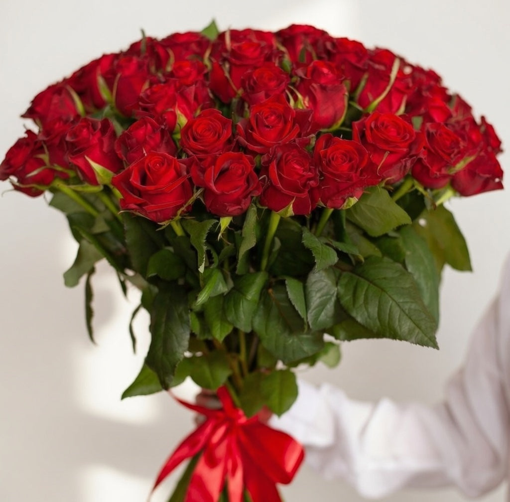 Scarlet Grand Gesture - 51 Ecuador Roses - TAVÉINE AE